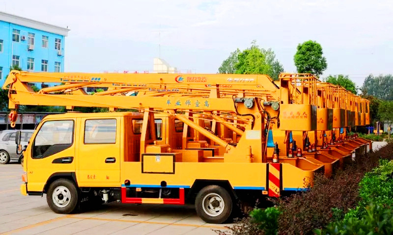 行駛中的高空作業(yè)車(chē)需要注意哪些？