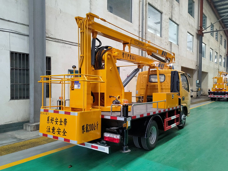國六東風(fēng)多利卡13.5米藍牌高空作業(yè)車(chē)