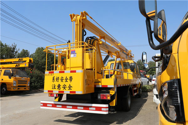 慶鈴五十鈴ELF雙排國六18.5米折疊臂式高空作業(yè)車(chē)