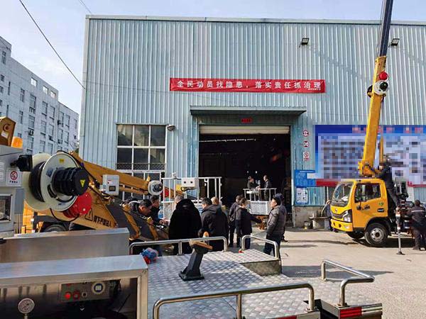 23米27米藍牌高空作業(yè)車(chē)收到很多客戶(hù)的青睞