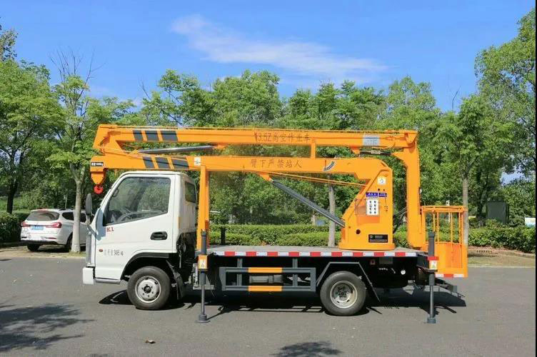 國六藍牌凱馬折臂高空作業(yè)車(chē)-13.5米