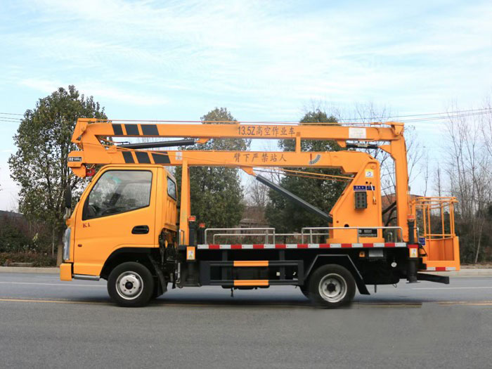 國六凱馬13.5米藍牌高空作業(yè)車(chē)