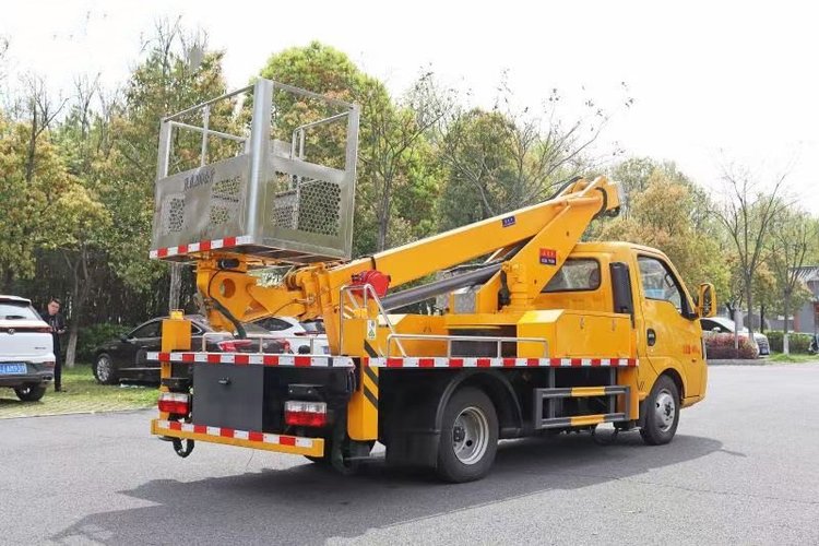 國六東風(fēng)途逸20米藍牌單排伸縮臂高空作業(yè)車(chē)