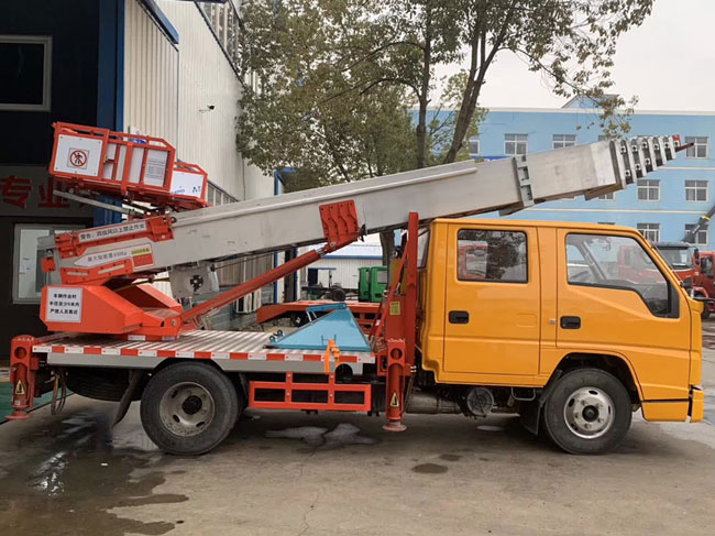 雙排駕駛室的江鈴藍牌云梯作業(yè)車(chē)批量發(fā)車(chē) C證就可駕駛